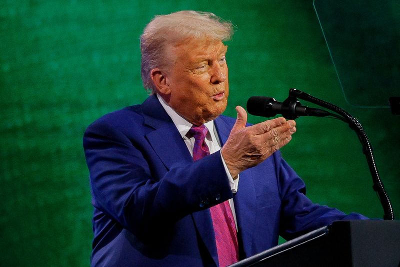 Trump meets Syrian president in Saudi Arabia before heading to Qatar