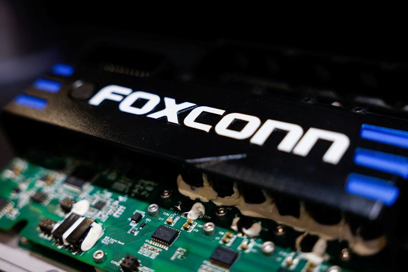 Foxconn: Barclays initiates with "overweight" on strong AI server growth