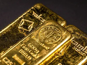 Gold Edges Lower as Investors Track US Trade Policy and Dollar